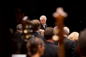 Dan Ettinger dirigiert die Stuttgarter Philharmoniker in der Liederhalle am 04.10.0214 in Stuttgart. Foto: Thomas Niedermueller / niedermueller.de